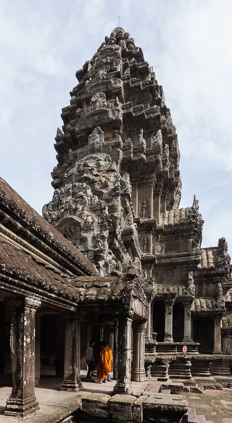 This tower is the central tower of the Angkor Wat Temple. Ankor Watt, Ankor Wat, Architectural Buildings, Theravada Buddhism, Tonle Sap, Angkor Wat Temple, Asian Culture, Ancient Temples, Buddhist Temple