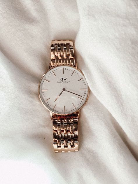 Gold Watch With Bracelets Women, How To Style Watch With Bracelets, Wedding Watch For Bride, Watch Gold Women's, Watch With Bracelets Women, Aesthetic Watches For Women, Classic Watches Women, Trendy Watches Women, Trendy Watches Women Fashion