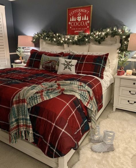 Christmas Garland On Bed Headboard, Garland Over Bed, Christmas Aesthetic Cozy Bedroom, Christmas Bedrooms Cozy, Xmas Bedroom, Holiday Bedroom Decor, Christmas Moodboard, Christmas Linens, Christmas Bedroom Decor