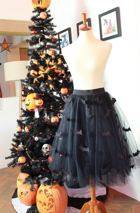 How to Make a Batty Gathered Tulle Circle Skirt – Halloween Sewing Tutorial – WhatTheCraft Diy Tulle Circle Skirt, Homemade Tulle Skirt, Tulle Skirt Tutorial Layered, Tulle Skirt Witch Costume, Tulle Halloween Decorations, Diy Witch Skirt, Diy Tulle Skirt No Sew, Gothic Apron, Tulle Skirt Diy