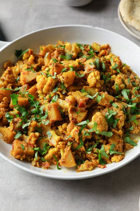 Potato Cauliflower Curry, Spiced Potatoes, Gobi Recipes, Fakeaway Recipes, Cauliflower Potatoes, Aloo Gobi, Vegetarian Curry, Cauliflower Curry, Vegetable Curry