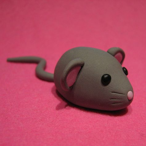 fimo mouse Polymer Clay Kunst, Easy Clay Sculptures, Clay Crafts For Kids, Mouse Crafts, Polymer Clay Figures, Tanah Liat, Clay Crafts Air Dry, Polymer Clay Animals, Cute Polymer Clay