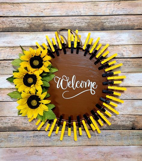 Pizza Pan Decorations, Pizza Pans Crafts, Cricut Pizza Pan Signs, Pizza Pan Door Hanger Diy Fall, Crafts With Sunflowers, Pizza Pan Wreath Diy, Pizza Pan Door Hanger Diy, Pizza Pan Crafts Diy Dollar Tree, Sunflower Crafts Diy