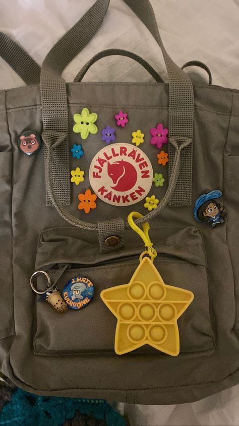 #kankenbackpackaesthetic #kankentotepack #kankenembroidery Backpack With Pins, Mochila Fjallraven Kanken, Everyday Bag Essentials, Stylish School Bags, Aesthetic Backpack, Decorated Bags, Inside My Bag, Purse Essentials, Handbag Essentials