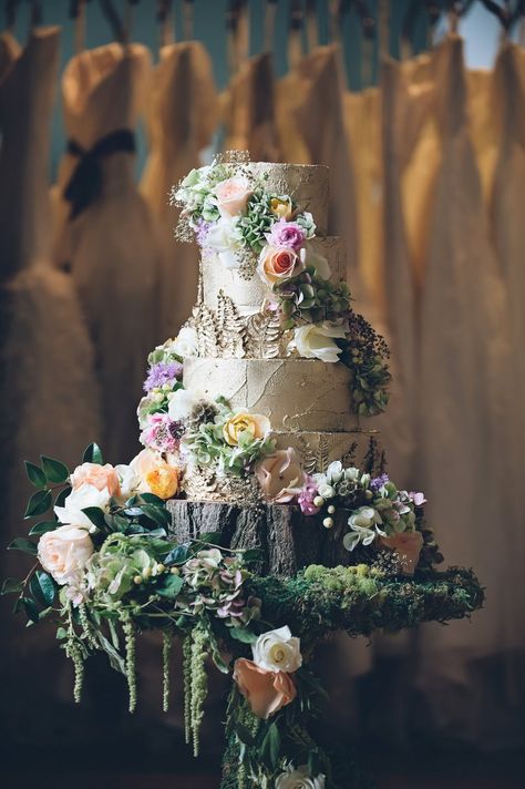 forest wedding cake, fairytale wedding cake - reminds me of @Riley Dandy :) Enchanted Forest Wedding Cake, Wedding Cake Forest, Fairy Tale Wedding Cake, Fairytale Bridal, Deco Champetre, Enchanted Forest Wedding, Tiered Cake, Enchanted Wedding, Fairy Wedding