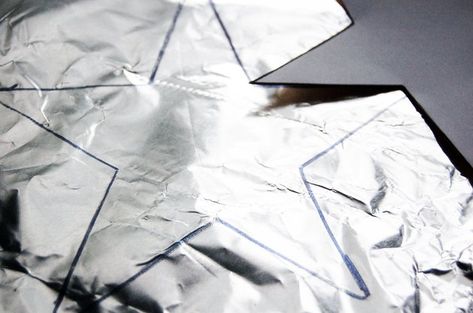 How to Make a Tin Foil Star | eHow Aluminum Foil Stars, Moon Baby Shower Theme, School Holiday Crafts, Star Catcher, Tin Foil Art, Diy Foil, Diy Christmas Star, Alien Halloween, Moon Baby Shower