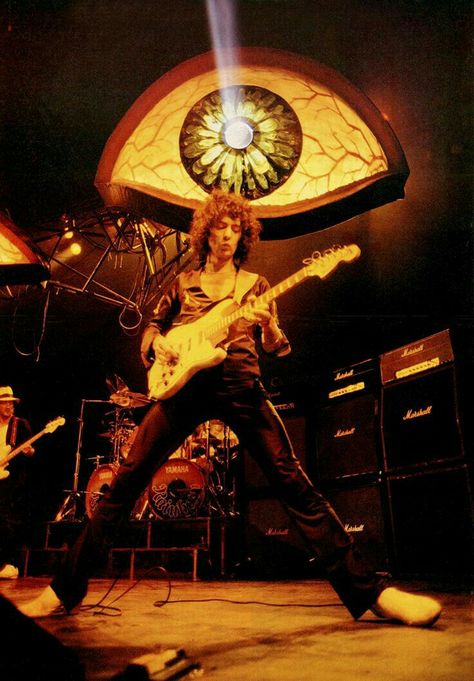 Rainbow: Ritchie Blackmore, Straight Between The Eyes Tour, 1982. Ritchie Blackmore's Rainbow, Dark Rock, Ritchie Blackmore, Rainbow Band, Rock Guitarist, Best Guitarist, Heavy Rock, Musica Rock, Classic Guitar