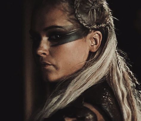 Carnaval Inspo, Clark Griffin, The 100 Tv Series, Sketchbook Spreads, 100 Aesthetic, The 100 Characters, Lexa The 100, Clarke And Lexa, Clarke Griffin