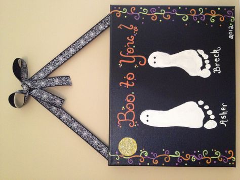 Footprint ghosts Halloween Footprints, Cute Diy Projects, Diy Halloween Projects, Halloween Crafts For Kids, Theme Halloween, First Halloween, Family Halloween, Halloween Trick Or Treat, Halloween Projects