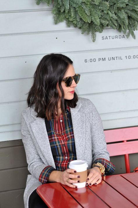 Shirt And Blazer Outfit, Coffee And Jewelry, Comfortable Holiday Outfits, Outfit Ideas Edgy, Tartan Fashion, Tartan Shirt, University Style, Cold Weather Outfit, Fall Closet