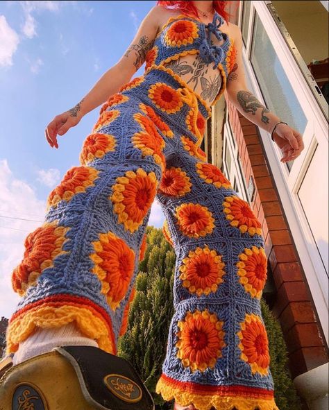 Granny Square Overalls Pattern, Crochet Overalls Pattern, Granny Square Overalls, Crochet Dungarees, Whimsigoth Crochet, Crochet Overalls, Sunflower Granny Square, Crochet Granny Squares, Sunflower Crochet