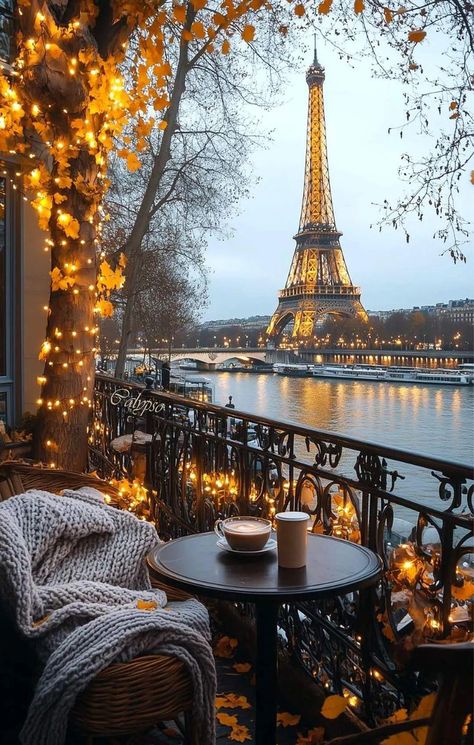 Ifel Tower Wallpapers, Paris Fall Aesthetic, Autumn Cozy Wallpaper, Paris Autumn Aesthetic, Paris Lifestyle Aesthetic, Warm Autumn Aesthetic, Hot Chocolate In Paris, Sunrise Paris, Eiffel Tower Aesthetic