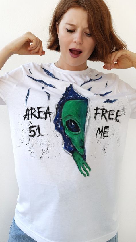 Alien Tshirt, Watch Diy, Tshirt Painting, Creative T Shirt Design, Emoji Drawing, T Shirt Painting, Painted Clothes, Tshirt Art, Fabric Paint