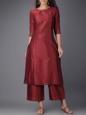 Silk Kurti Designs, Chanderi Kurta, Churidar Designs, Simple Kurta Designs, Designer Kurti Patterns, Salwar Designs, Long Kurti Designs, Kurta Neck Design, Salwar Kamiz