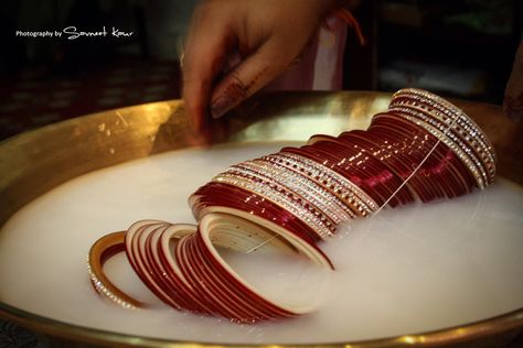 Chooda ceremony Chooda Ceremony, Choora Ceremony, Bridal Essentials, Shots Wedding, Bridal Chura, Lovely Fashion, Punjabi Wedding, Bridal Bangles, Saree Trends