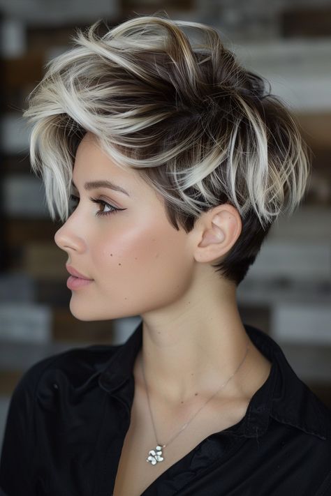 Balayage On Pixie Hair, Blonde Highlights On Black Hair Short, Short Hair Color Ideas Highlights, Black And Blonde Pixie Haircut, Highlights On Pixie Haircut, Pixie Brown Hair With Highlights, Blonde For Short Hair, Pixie Blonde Hair With Dark Roots, Brown Pixie With Highlights