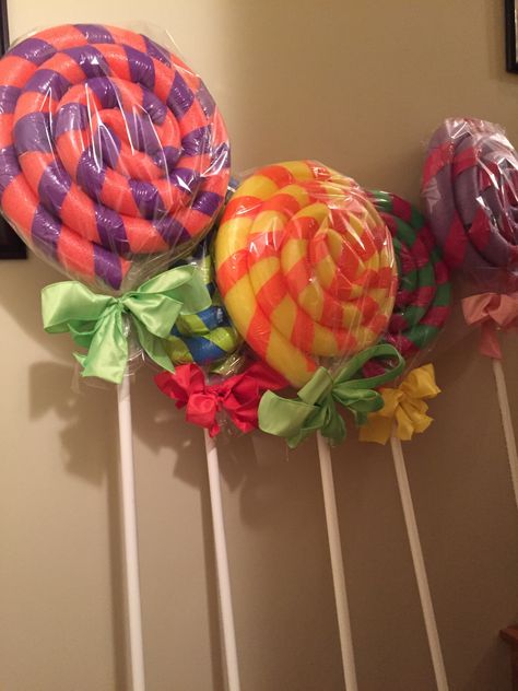 These giant lollipops are going in my lollipop woods section of candyland.  I am excited to see the children with these because at 5 foot tall, they will look as big as a tree to … Lollipops Diy, Giant Lollipop, Lollipop Decorations, Candy Props, Giant Lollipops, Diy Party Crafts, Candy Themed Party, Fest Mad, Candy Land Birthday Party