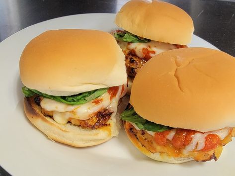 Ground Chicken Burgers, Burger Kitchen, Runners Food, Chicken Parmigiana, Pizza Sandwich, Ground Chicken Recipes, Chicken Sliders, Slider Buns, Favorite Chicken