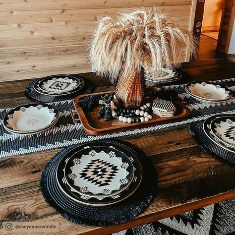 Courtny Faith Caselton Western Dinning Room Table, Western Dinner Table Decor, Aztec Kitchen Ideas, Modern Western Kitchen Decor, Classy Western Decor, Modern Western Kitchen, Western Farmhouse Kitchen, Western Home Ideas, Western Table Setting