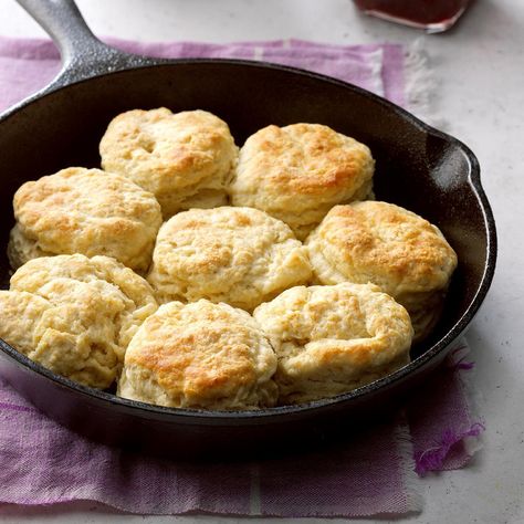 Cast Iron Skillet Cooking, Buttermilk Biscuits Recipe, Iron Skillet Recipes, Skillet Cooking, Cast Iron Skillet Recipes, Biscuit Bake, Cast Iron Recipes, Sausage Gravy, Buttermilk Biscuits