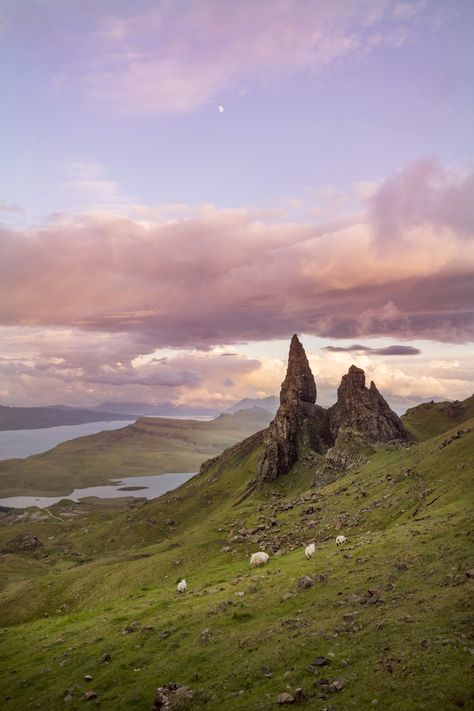 Old Man Storr, Old Man Of Storr Scotland, Scotland Highlands Photography, Scotland Isle Of Skye, Isle Of Man Aesthetic, Isle Of Skye Aesthetic, Scotland Photography, Ireland Photography, Isle Of Skye Scotland