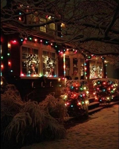 Christmas Decor Ideas 2000s, 1990 Christmas Decorations, 00s Christmas Aesthetic, Nostalgic Christmas Aesthetic 2000s, Midwest Christmas Aesthetic, Vintage Christmas Ideas Decoration, Vintage Christmas Lights On House, 2000s Christmas Decor, Early 2000 Christmas Aesthetic