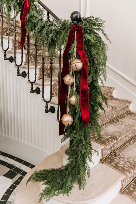 Family Christmas Dining Table, Natal, Birch Logs In Basket Christmas Decor, Classy Traditional Christmas Tree, Christmas Porch Steps Decor, Traditional Christmas Garland Ideas, Colonial Home Christmas Decor Outdoor, Island Light Christmas Decor, Christmas Harth Decorations