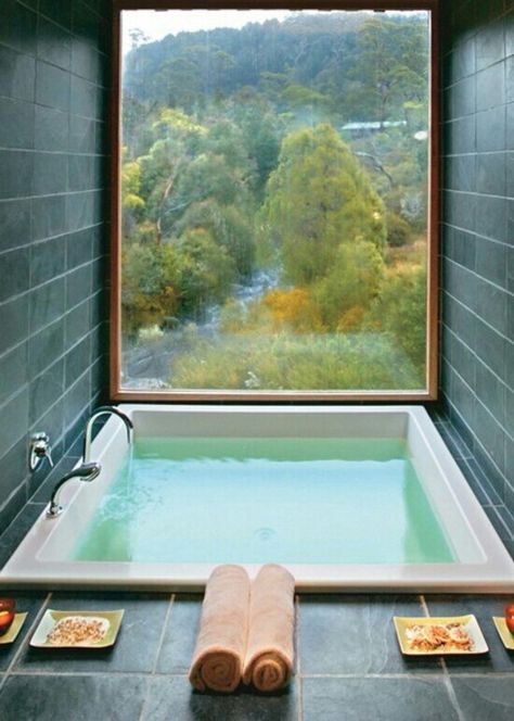 Bathtub with a forest view Real Estat, Mountain Lodge, Hotel Decor, Dream Bathroom, Beautiful Bathrooms, Where The Heart Is, Design Case, Tokyo Ghoul, My Dream Home