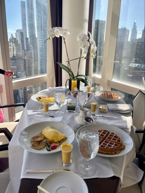 Nyc Breakfast Aesthetic, Nyc Apartment Kitchen, Breakfast In Nyc, Natural Light Kitchen, Nyc Breakfast, Appartement New York, New York Kitchen, 2023 Lifestyle, Nyc Kitchen