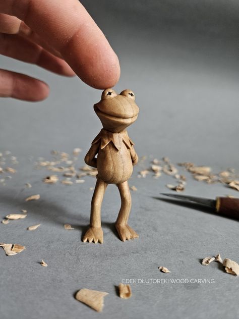 Figurine made of walnut wood, worked with a knife Small Wood Carvings Ideas, Wood Animals Diy, Simple Wood Carving Animals, Wood Carving Ideas Beginner, Wooden Mouse Carving, Wood Carving Small Figures, Monkey Wood Carving, Wood Carving Projects, Frog Carving Woods