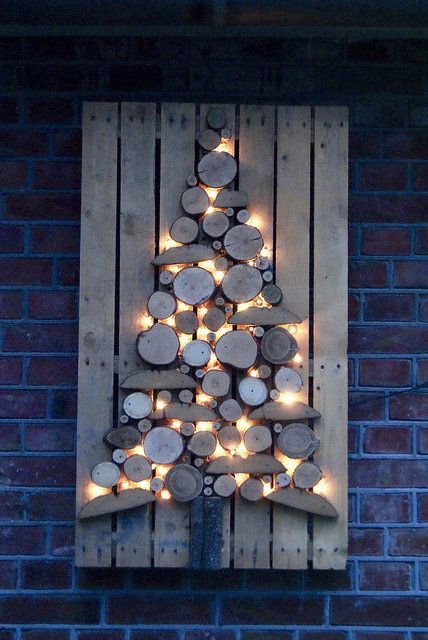 Diy Pallet Christmas Tree Ideas | HubPages Winter Decorating, Pallet Christmas, Pallet Ideas, Noel Christmas, Christmas Wood, Christmas Deco, Xmas Crafts, Rustic Christmas, Christmas Projects