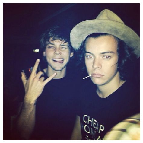 Harry Styles and Ashton Irwin as posted on Niall Horan's IG. Harry's pout. So cute. One Direction 2014, Haikou, Ashton Irwin, Five Seconds Of Summer, Don Juan, Mr Style, 1d And 5sos, Second Of Summer