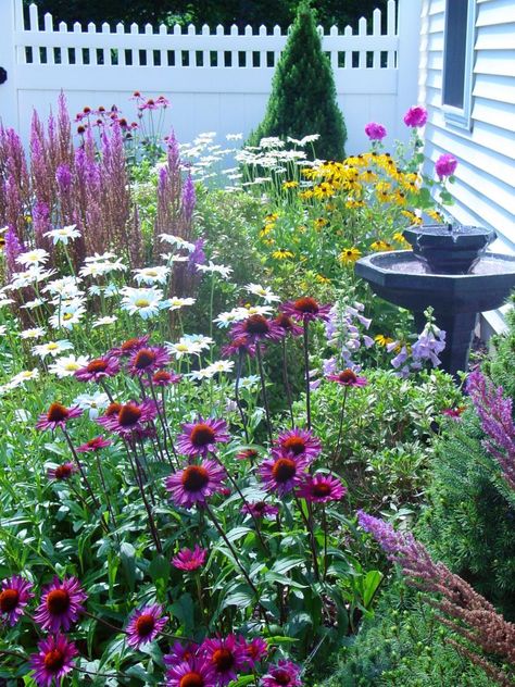 Bright and Airy Flower Garden With White Fence Small Cottage Garden Ideas, Garden Design Layout Landscaping, Backyard Flowers, Cottage Garden Design, Garden Design Layout, Cottage Garden Plants, English Cottage Garden, Farmhouse Garden, Beautiful Flowers Garden