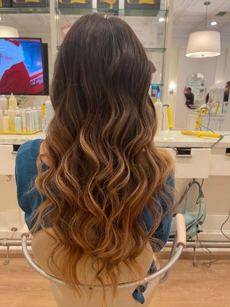 Semi tight waves with straight ends Loose Wavy Curls Medium Hair, Wavy Hoco Hairstyles, Prom Beach Waves, Soft Curls Medium Hair, Tight Waves Hair, Wavy Hairstyles For Prom, Waived Hair Styles, Simple Waves Hair, Long Wavy Hairstyles For Wedding