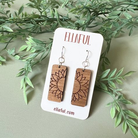 Wood Earing Design, Wood Accessories Jewellery, Wood Burned Earrings Diy, Wood Burning Earrings, Crafts That Sell Well, Diy Wooden Jewelry, Expo Ideas, Laser Crafts, Body Decoration