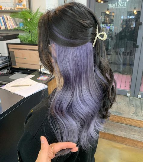 Black To Lavender Hair, Dark Hair With Pastel Highlights, Two Toned Hair Purple, Pastel Purple And Black Hair, Dark Roots Purple Hair Balayage, Black Lavender Hair, Black And Pastel Hair, Lilac And Black Hair, Black Hair With Lavender