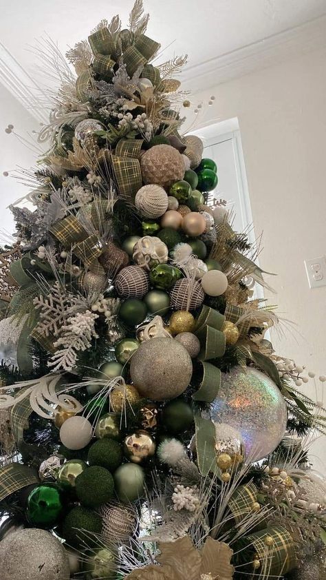 Velvet Green Christmas Tree, Green And Champagne Christmas Tree, Brad Impodobit, Virginia Christmas, Christmas Australia, Champagne Christmas Tree, Green Christmas Tree Decorations, Christmas Tree Decorations Ribbon, Tree Decoration Ideas