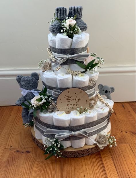 Dipar Cake, Baby Boy Diaper Cake, Pamper Cake Ideas, Boy Diaper Cake Ideas, Pampers Cake, Gender Neutral Diaper Cake, Boho Nappy Cake, Dipper Cakes Diy, Diaper Cake Ideas