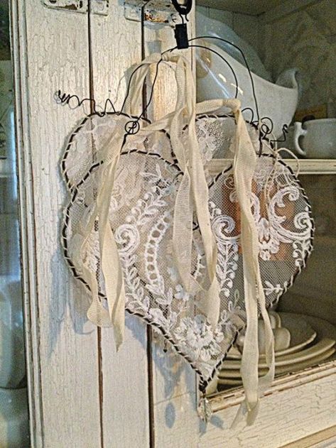 Shabby Chic Weihnachten, Shabby Chic Decorating, Cocina Shabby Chic, Decoration Shabby, Lace Crafts, Shabby Chic Christmas, Shabby Chic Crafts, Shabby Chic Diy, Lace Heart