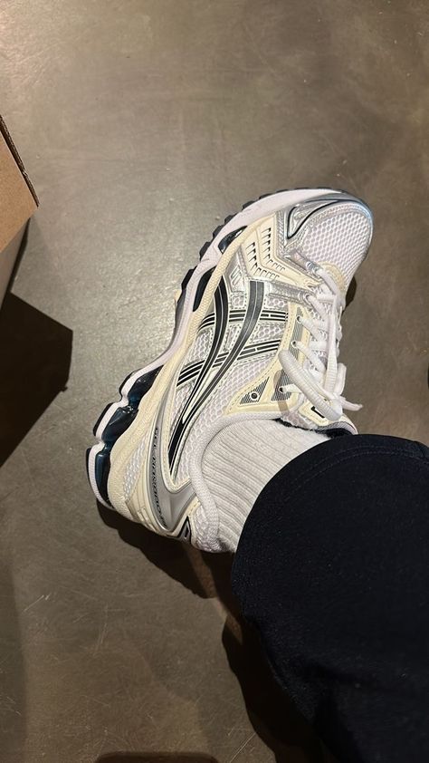 Asics Gel Kayano, Gel Kayano, Best Shoes For Men, Fresh Shoes, Dad Shoes, Mens Fashion Streetwear, Hype Shoes, Best Running Shoes, Aesthetic Shoes