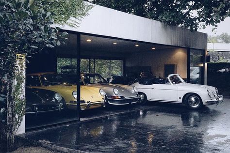 Nice Garage Interior, Vintage Car Garage, Porsche Garage, Porsche Aircooled, Classic Car Garage, Luxury Car Garage, Garage Style, Modern Garage, House Design Pictures