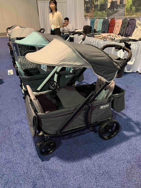 The Pronto Wagon. A double stroller in wagon form. Completely collapsible, comes in 8 colors and 2 frame colors. Fan for babies included! Completely shaded! Currently availabl... Abc Kids, Baby Gadgets, Kids Products, Abc For Kids, Cool Baby, Double Strollers, Foto Baby, Baby Must Haves, Baby Supplies