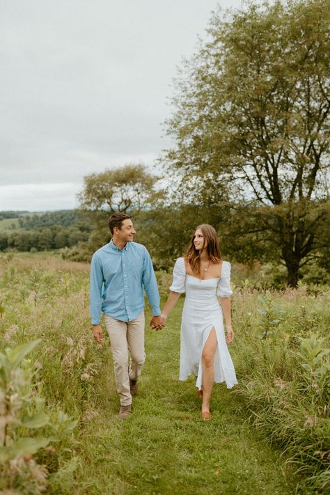 Save The Date Dresses, White Dress Couple Outfit, Prenup Nature Photoshoot Ideas, Prenup Photoshoot Poses, Prenup Dress Outfits, Save The Date Photoshoot Outfits, Outfits For Prewedding Photoshoot, Summer Prewedding Photoshoot, Prenup White Outfit