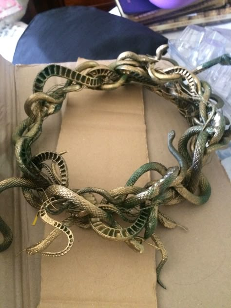 Колье со змеями Medusa Costume Accessories, Medusa Snake Crown Diy, Medusa Dress Up, Snake Crown Diy, Male Medusa Costume, Medusa Costume Outfit Aesthetic, Cute Medusa Costume, Medusa Snake Crown, Homemade Medusa Costume