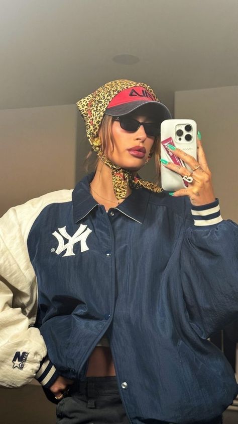 Scarf & Cap Combo #scarf #cap #bellahadid Yankees Outfit, Scarf Aesthetic, Bandana Outfit, Cap Outfit, Scarf Outfit, Bandana Styles, Looks Street Style, Streetwear Fashion Women, Outfits With Hats