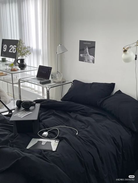 Aesthetic Bedroom Black, Black Minimalist Room, Black And White Bedrooms, Room Aesthetic Dark, Room Ideas Dark, Mens Bedroom Decor, White Bedrooms, Black And White Bedroom, White Bedroom Design