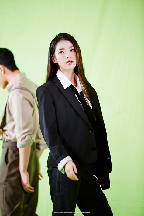 Iu Coin, Iu Gif, Egirl Fashion, Korean Actress, Korean Beauty, Little Sisters, Korean Singer, Pretty Woman, Seoul