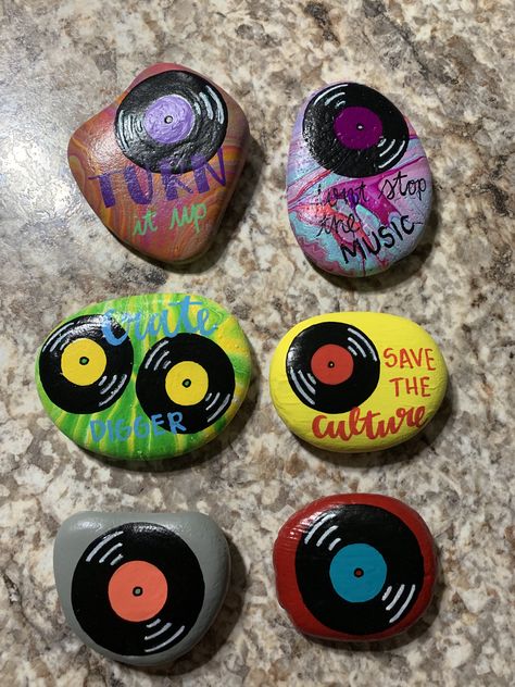 Rock And Roll Crafts, Rock Music Painting, Music Painted Rocks, Rock Painting Music Ideas, Guitar Painted Rocks, Rock Band Painted Rocks, 80s Rock, Music Painting, Diy Crafts Room Decor