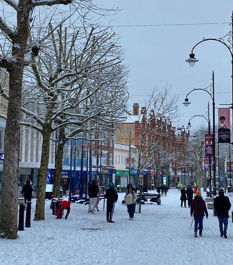 Life In READING, Berkshire 🇬🇧 on Instagram: “Reading Broad Street, Sunday Morning ❄️❄️❄️❄️🥶 #rdg #lovingrdg #rdguk #myrdg #snowing” Reading England, Reading Berkshire, Grammar School, Sunday Morning, Grammar, University, England, Reading, On Instagram