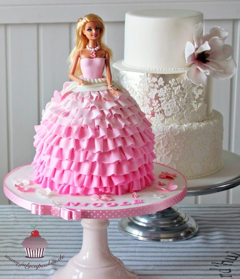 Barbie Cake Designs, Barbie Torte, Barbie Dress Cake, Doll Cake Designs, Barbie Doll Birthday Cake, Red Birthday Cakes, Barbie Birthday Cake, Barbie Party Decorations, Pop Cakes